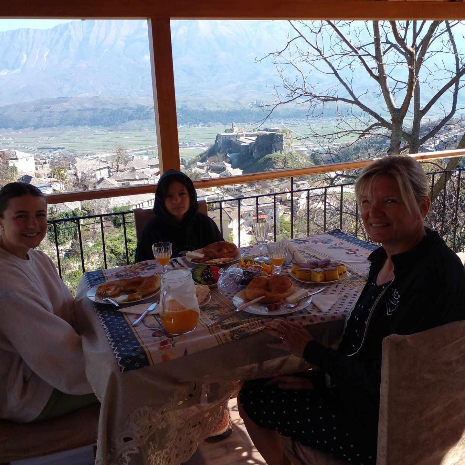 Guest House Hasko Gjirokaster Bagian luar foto
